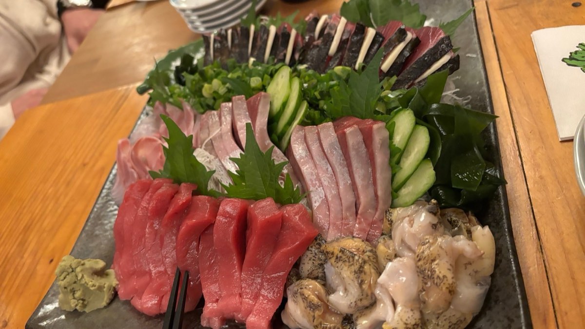 夕食会に並んだ高知の刺身の盛り合わせ