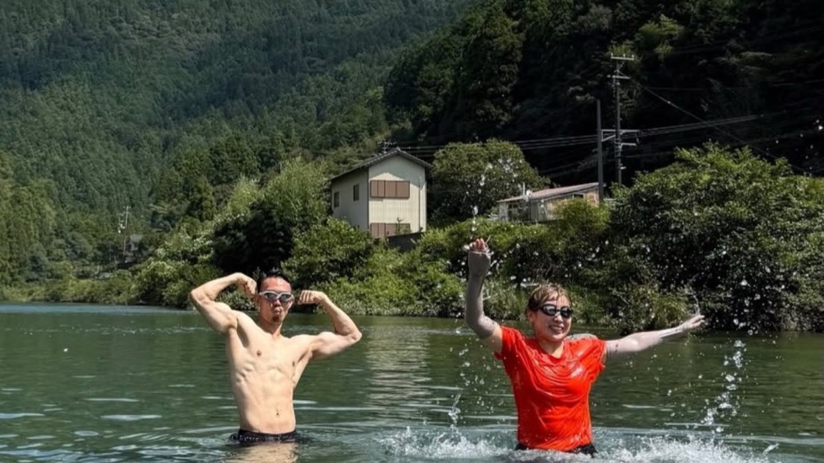 澄んだ川で遊ぶ参加者