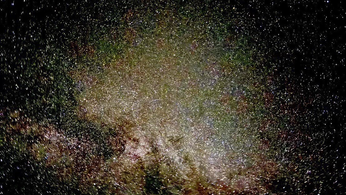 会場の上に広がる満天の星空と天の川