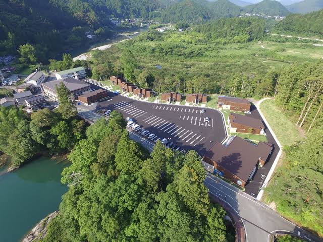 モンベル アウトドアヴィレッジ本山の空撮。山と川に囲まれた会場全景